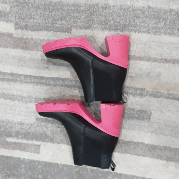 Sorel Shoes - Sorely ankle boots Size 10. Black and Hot Pink